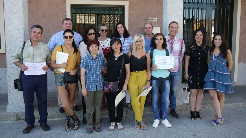 Miembros del Ayuntamiento y alumnos participantes en el programa de formación y empleo