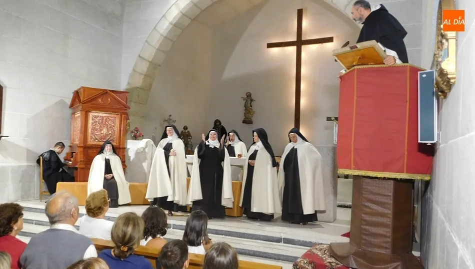 Momento de la representación de la obra en la iglesia parroquial de Peralejos de Abajo