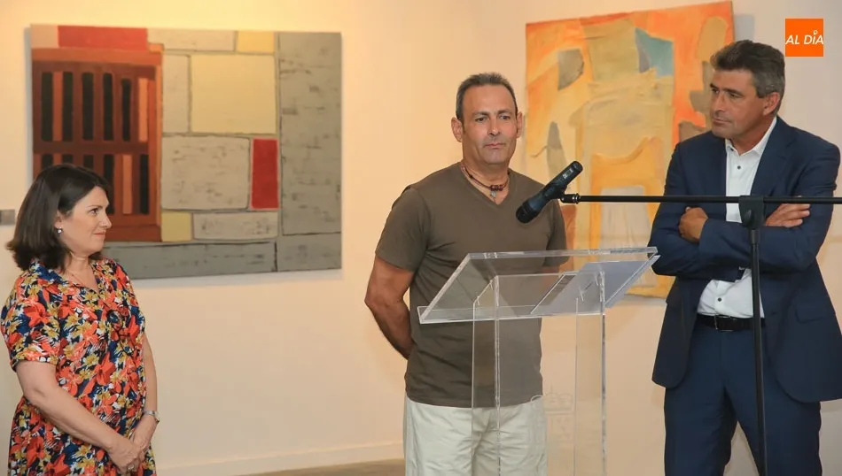 El diputado de Cultura, Julián Barrera, junto a los artistas Ascensión Gibert y Pedro García Tejada. Foto: Alberto Martín