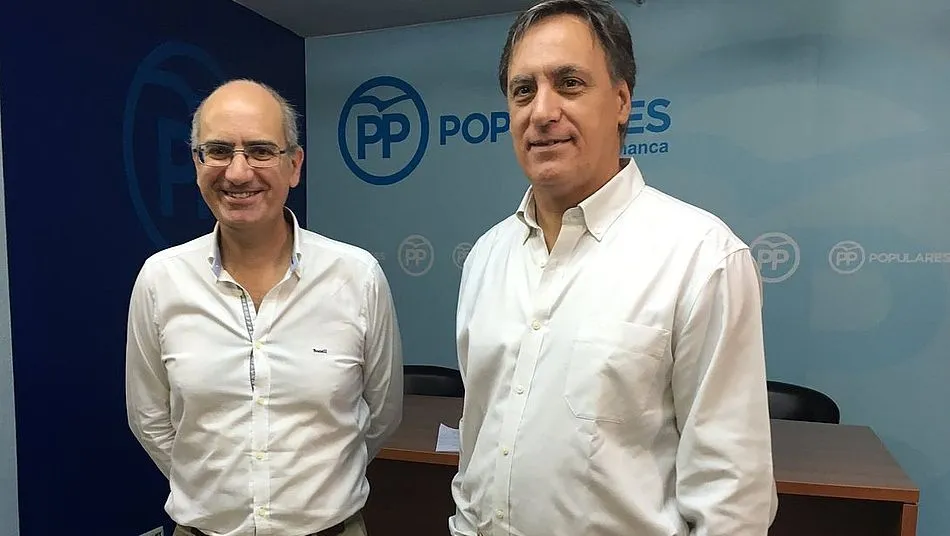 Javier Iglesias y Carlos García Carbayo en la sede del PP salmantino