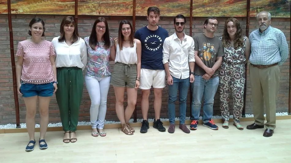 El gerente, Pedro Grijalba (derecha), junto a los alumnos y profesores.