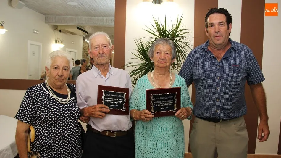 Los homenajeados, Ángel Herrero y Josefa Sánchez, acompañados por la mujer y el hijo respectivamente / MARIBEL