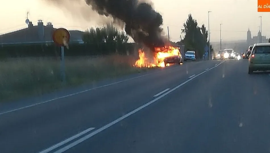 Momento en el que el coche echa a arder y se traslada a los matorrales. Fotos: SALAMANCA AL DÍA