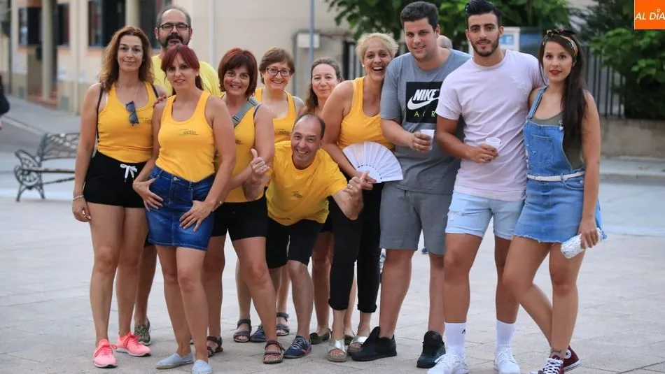 Una peña posa para SALAMANCA AL DÍA durante el arranque de las fiestas. Fotos: Alberto Martín