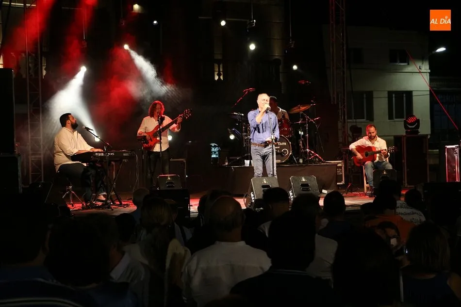 José Manuel Soto arrancó el concierto recordando su visita a la villa a finales de los 90