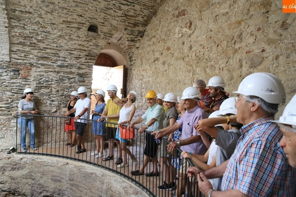Visitantes este sábado en el Pozo de Nieve. Foto: Alberto Martín