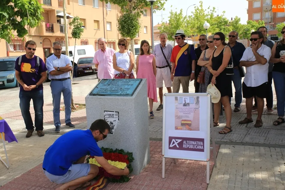 Ofrenda floral en homenaje a Casto Prieto Carrasco, este sábado en Puente Ladrillo. Foto: Alberto Martín