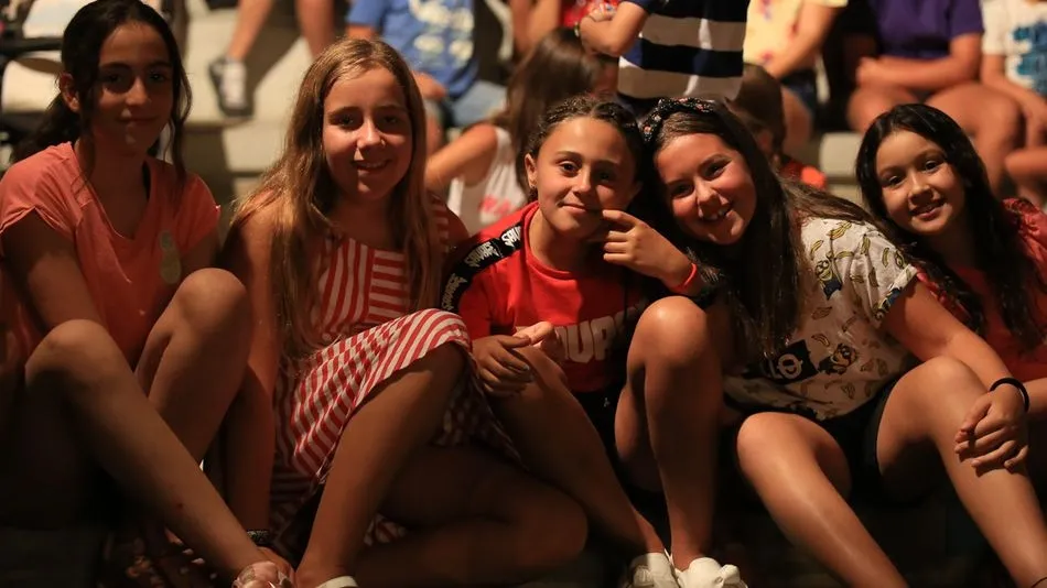 Varias jóvenes en primera fila disfrutan del espectáculo.