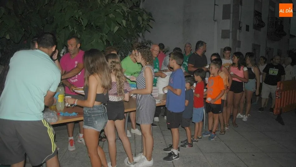 Pequeños y mayores se sumaron a la merienda popular / SILVESTRE
