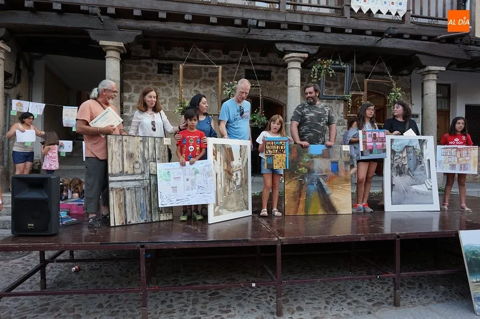 Los ganadores posan con sus obras del III Certamen de Pintura de San Esteban de la Sierra