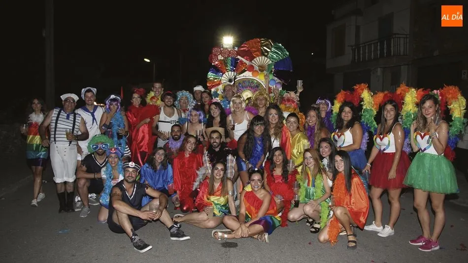 El desfile de carrozas de Aldeadávila atrae todos los años a multitud de gente de los pueblos de alrededor