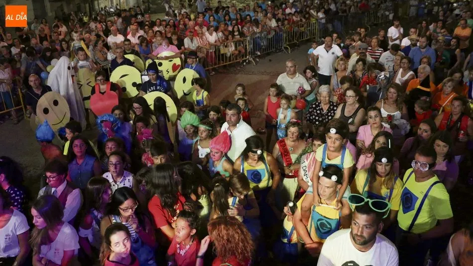 El desfile de peñas es uno de los momentos destacados de las fiestas