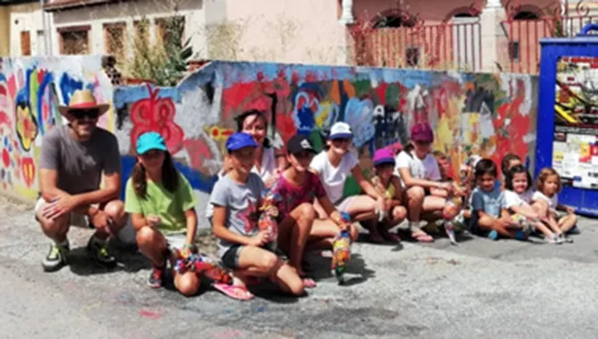 Una docena de niños ha participado en la creación de un gran mural de calle en Villar de Gallimazo