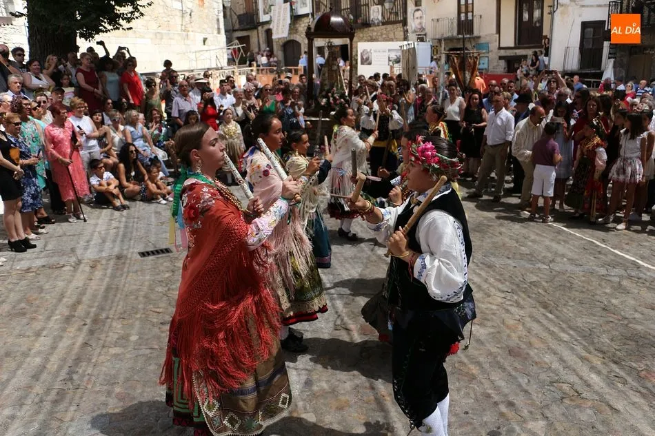 El grupo folclórico ofreció sus bailes a la patrona en la Plaza Mayor de Mogarraz
