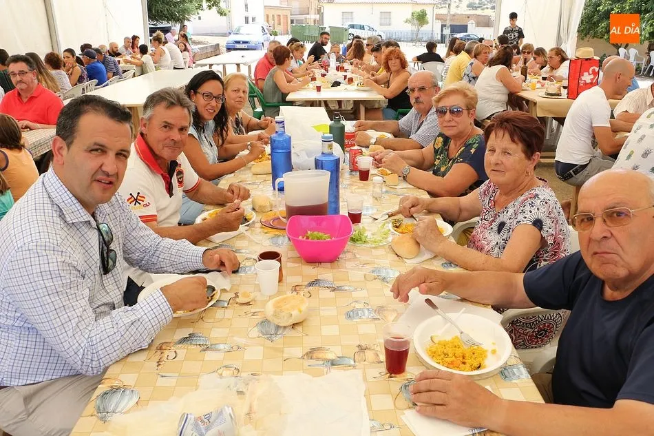 Los vecinos degustaron una paellada en una calurosa jornada