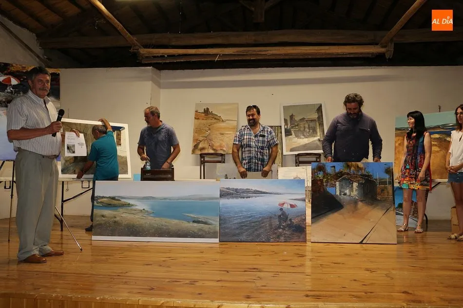 Los ganadores posan con sus cuadros en la entrega de premios en Salvatierra