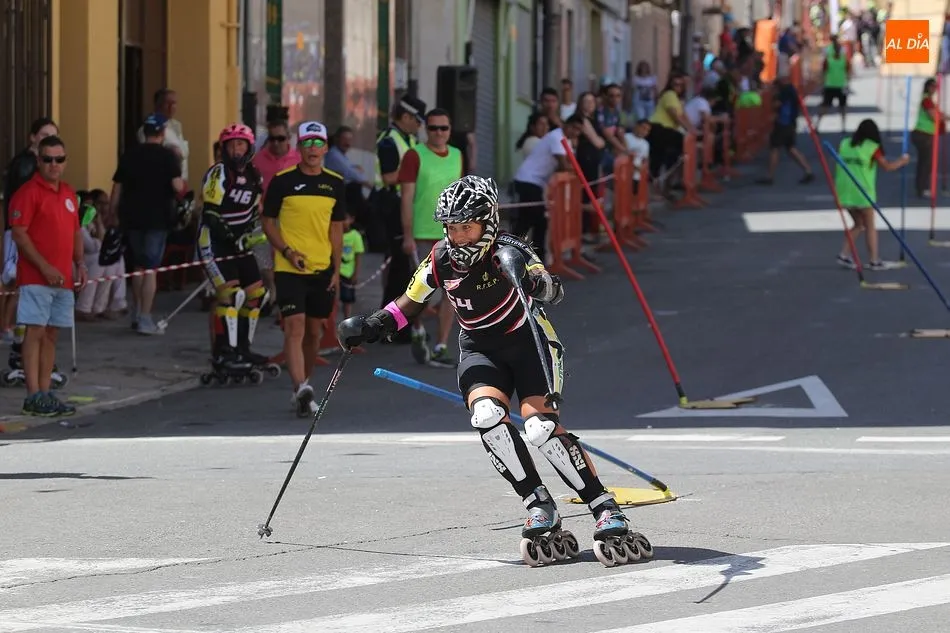 Los vecinos de Guijuelo pudieron presenciar los rápidos descensos de los patinadores