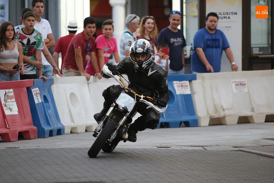 La III exhibición Pit Bike Mini Motard llena la villa de veloces carreras