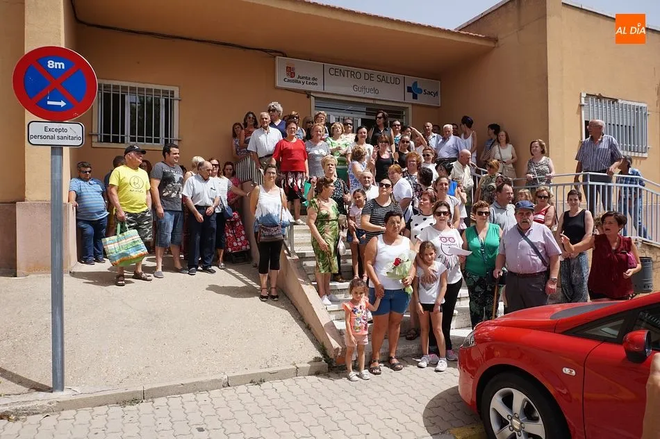Unas 50 personas respondieron a la llamada de la manifestación en el centro de salud