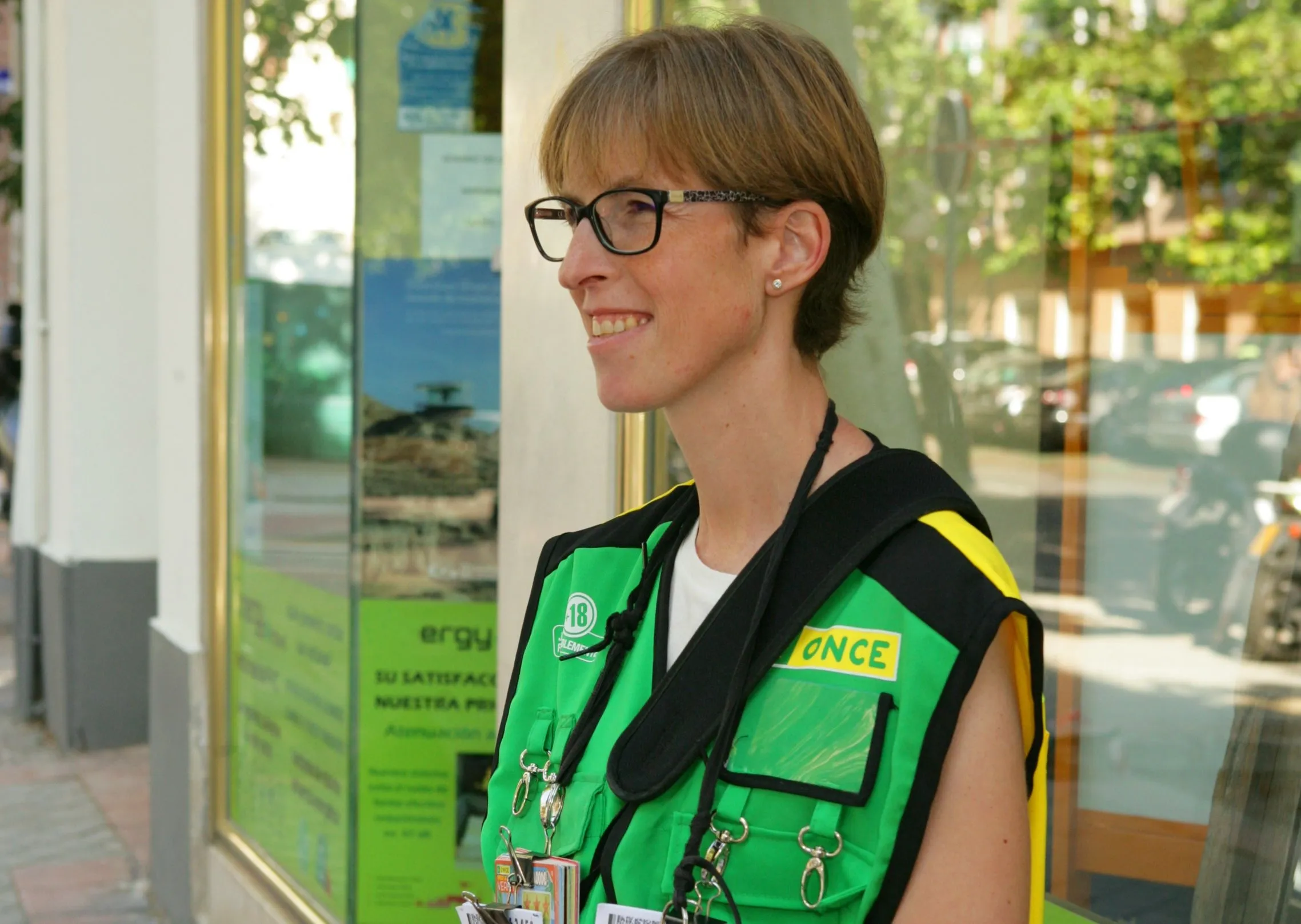 Vendedora de la ONCE con la nueva indumentaria.