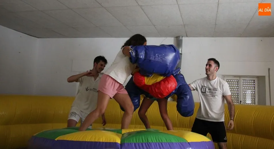 Los más pequeños de Majuges disfrutaban del último día de las fiestas con hinchables y carretones