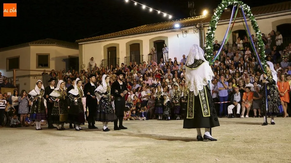 El Baile del Cordón en Villavieja de Yeltes congrega a multitud de gente de toda la comarca