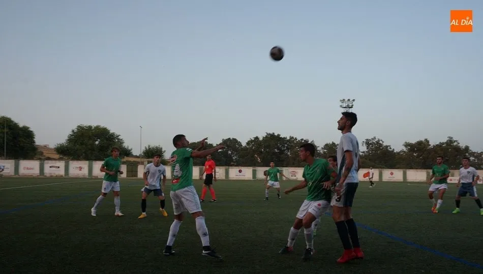 Jugada del partido del Guijuelo ante el San Agustín del Guadalix. Foto: Kiko Robles