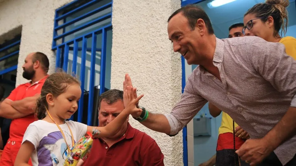 Pedro Samuel Martín con una de las participantes en el curso.