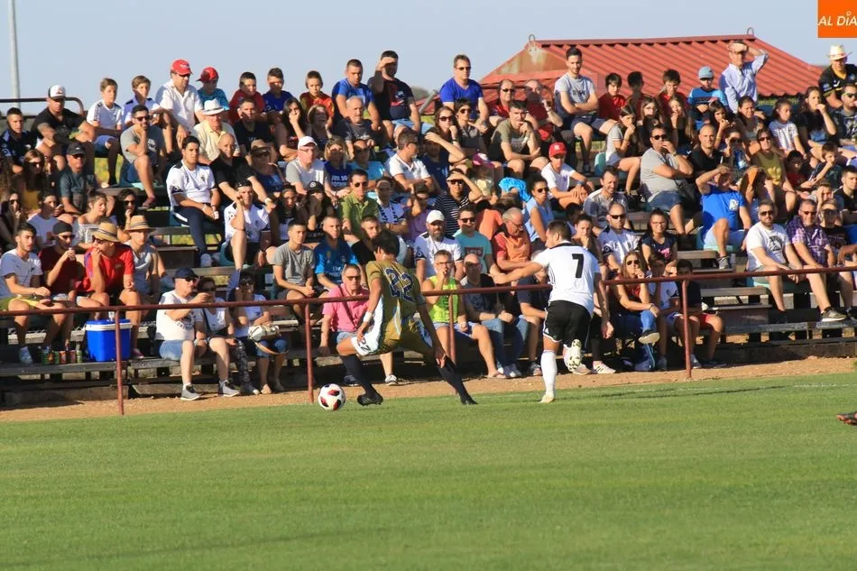 Pablo disputa un balón frente a una grada llena hasta la bandera. Fotos: Alberto Martín