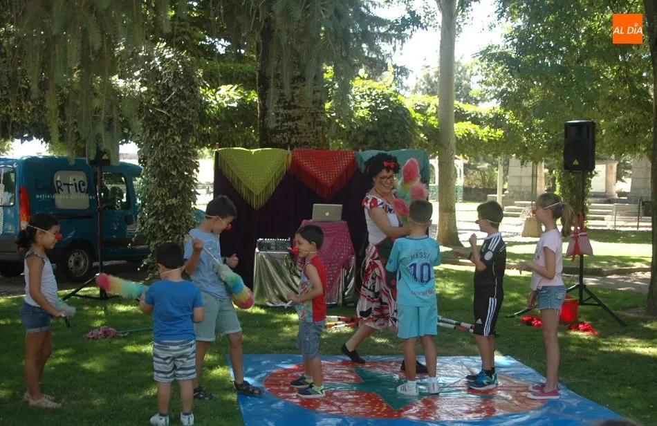 Grandes y pequeños se divirtieron en un improvisado circo donde el público formó parte del espectáculo / SILVESTRE