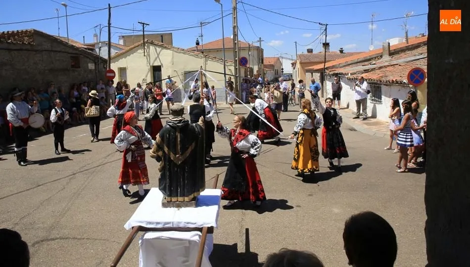 El grupo folclórico local ofrece sus bailes al patrón, Santo Domingo de Guzmán. Foto: Alberto Martín