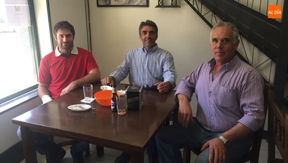 Victorino Martín junto a Ista fuentes (der.) y un aficionado local