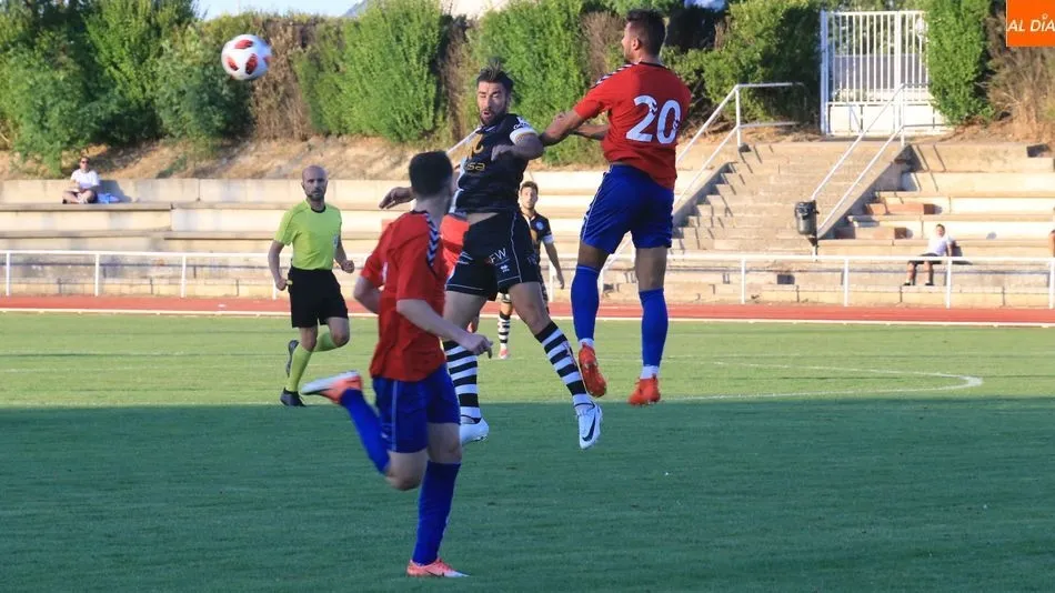 Manjón disputa un balón aéreo con un rival. Fotos: Alberto Martín