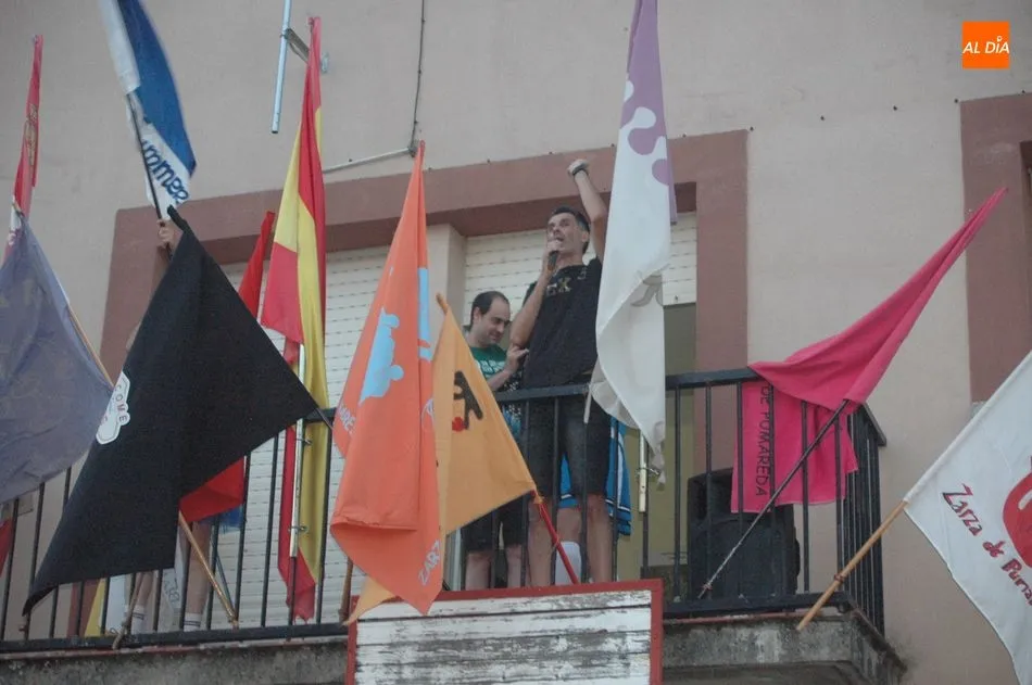 Un divertido desfile de peñas da el pistoletazo de salida a las fiestas de San Lorenzo  