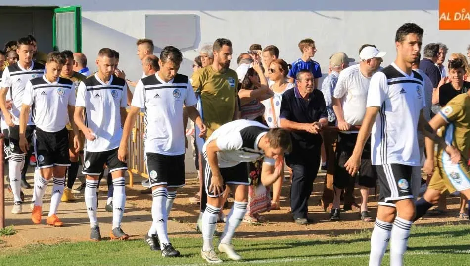 Los jugadores del Salamanca UDS saltan al campo el pasado martes en Galindo y Perahuy. Fotos: Alberto Martín