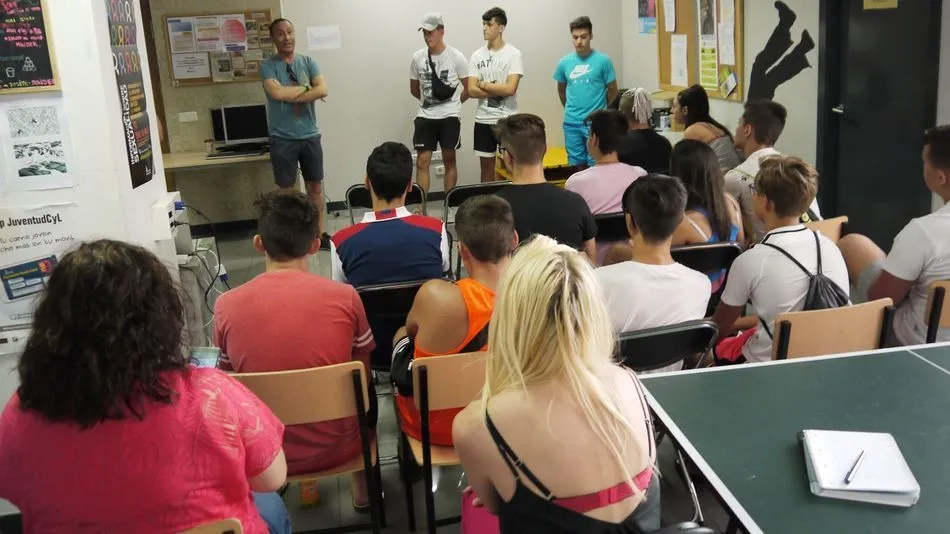 El alcalde, Pedro Samuel Martín, se dirige a los jóvenes asistentes.