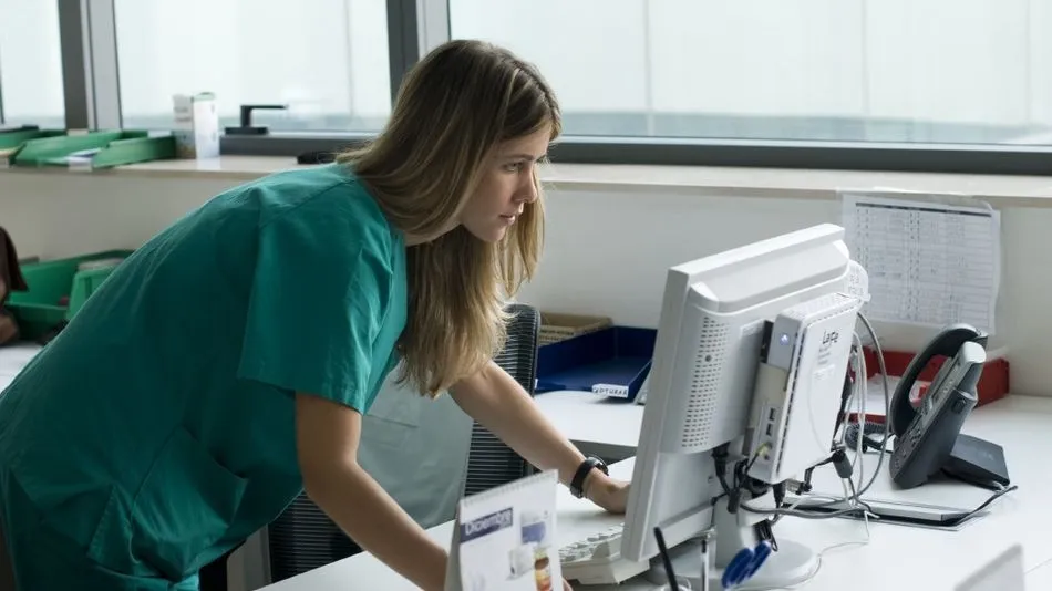 Una enfermera consulta su ordenador