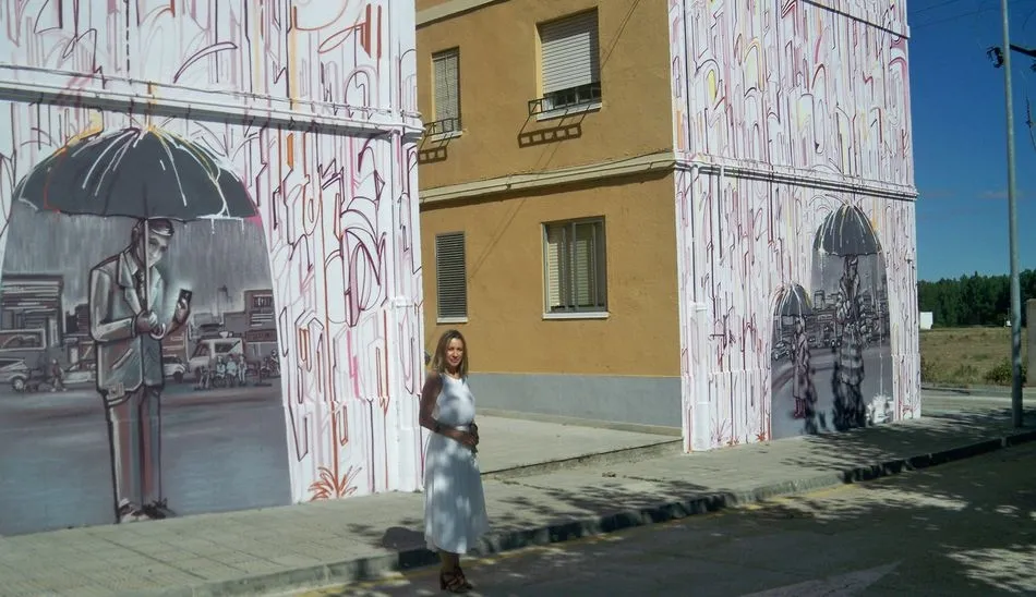 La concejala Marta Labrador posa junto al nuevo mural
