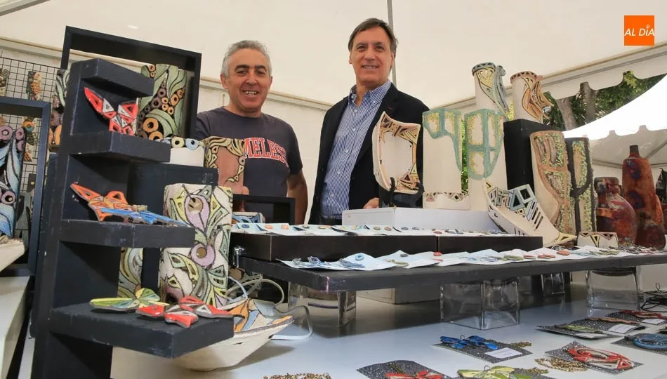 Carlos García Carbayo (Derecha) en la XXX edición de la Feria del Barro de Salamanca / Foto: Alberto Martín.