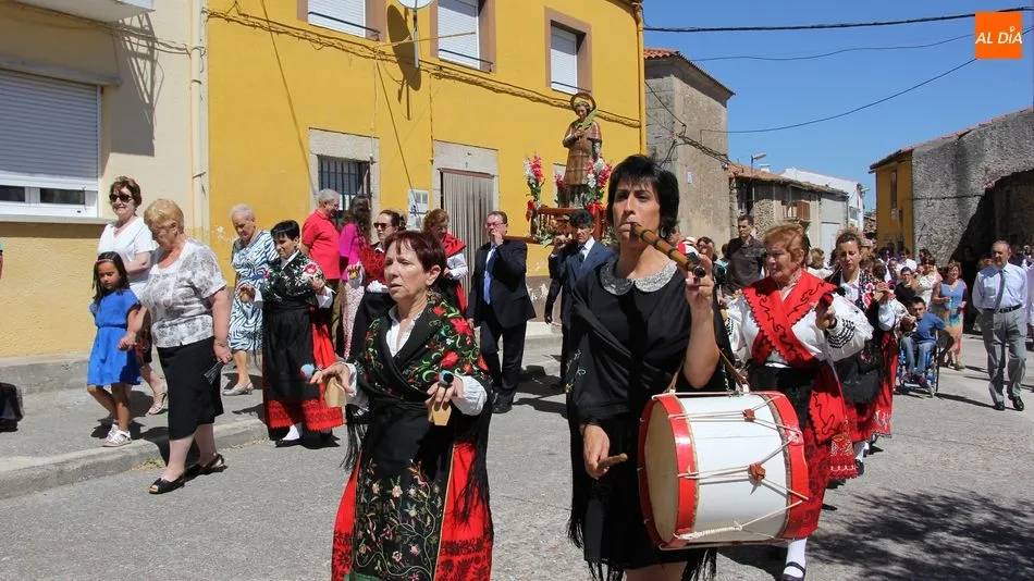 Momento de la procesión amenizada por Isabel Martín a los mandos de la gaita y el tamboril / MARIBEL SÁNCHEZ