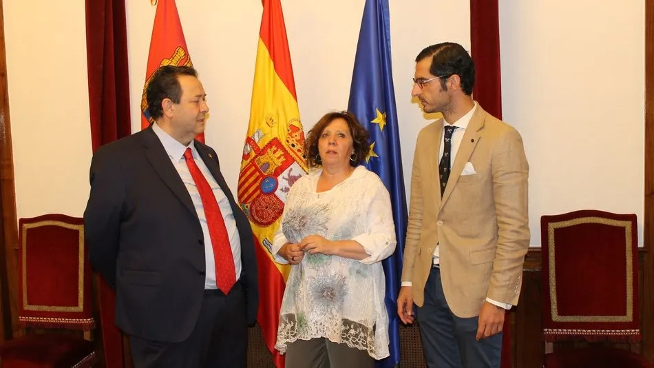 Encarnación Pérez con los representantes de la Cámara de Comercio.