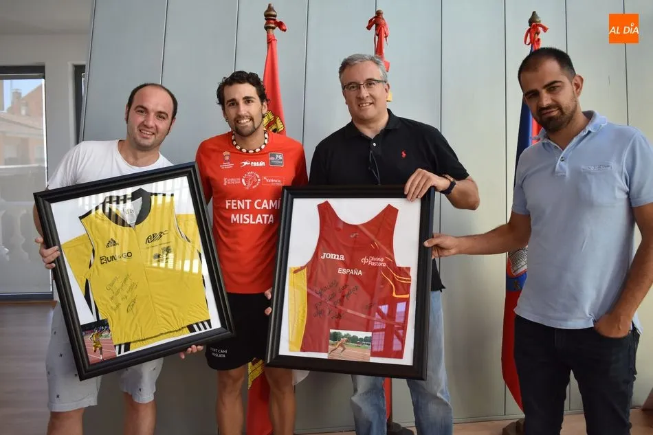 El conocido atleta entregó recuerdos de su carrera deportiva a sus mayores patrocinadores