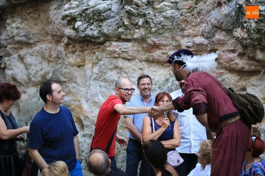Pedro Majo junto a un miembro del público en uno de sus trucos / Foto: Alberto Martín.