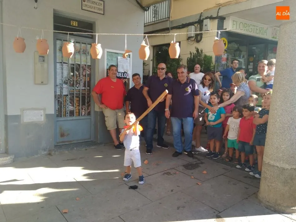 Los niños rompieron los pucheros y obtuvieron su premio en los soportales de la Plaza Mayor de Guijuelo