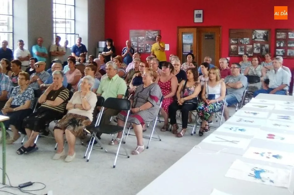 Numerosos vecinos participaron en la jornada cultural sobre bodado serrano. Fotos: Ayto. Santibañez