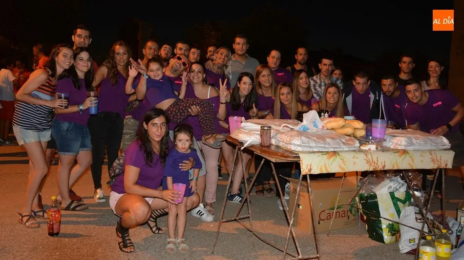 Los integrantes de la peña LTZ antes de iniciar la cena / E. Corredera