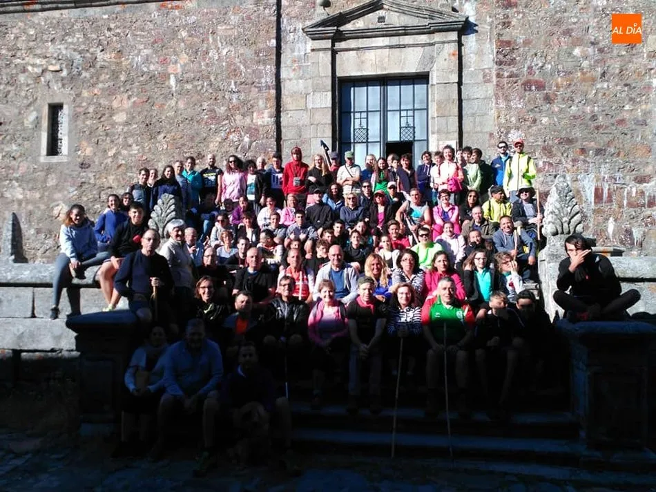 Los caminantes posaron en la Peña de Francia como cada año. Foto: Cateja Teatro
