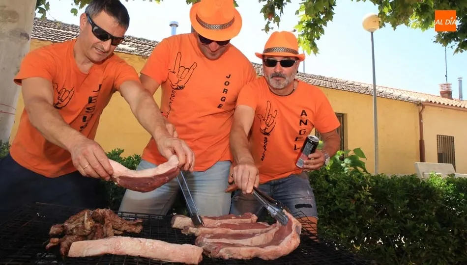 Peñistas preparando la comida de peñas / foto: Alberto Martín.