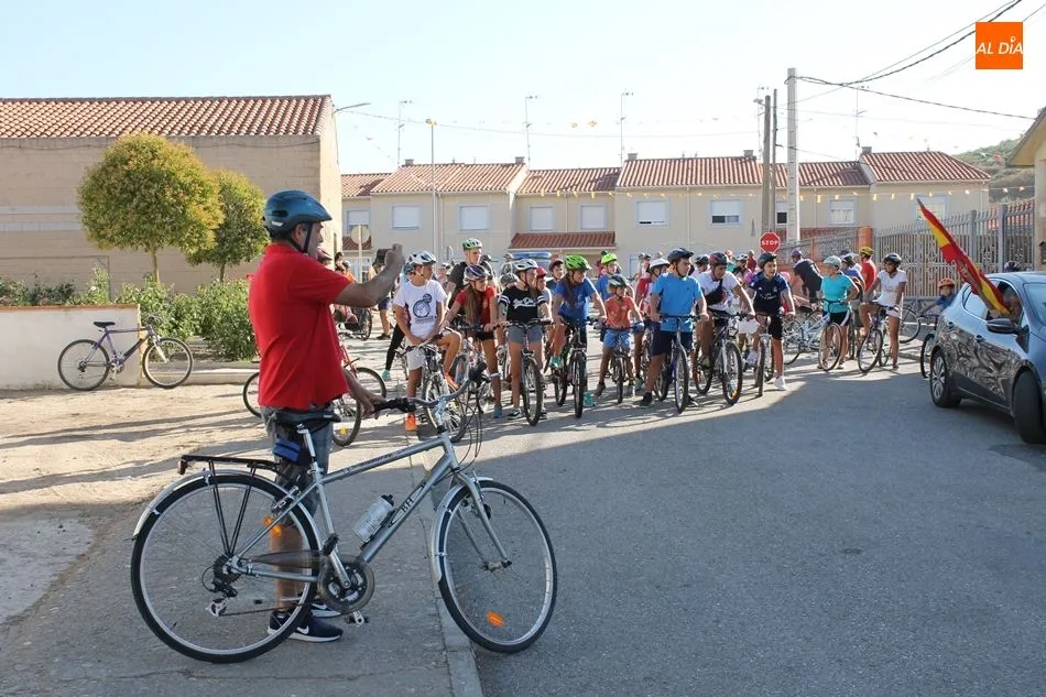 Línea de salida de la Marcha Ciclista desde Almenara de Tormes a Pino de Tormes