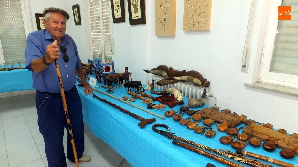 José Benito muestra orgulloso sus objetos artesanos / E. Corredera